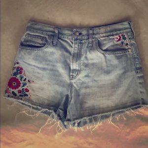Made well the perfect summer short. Embroidered.